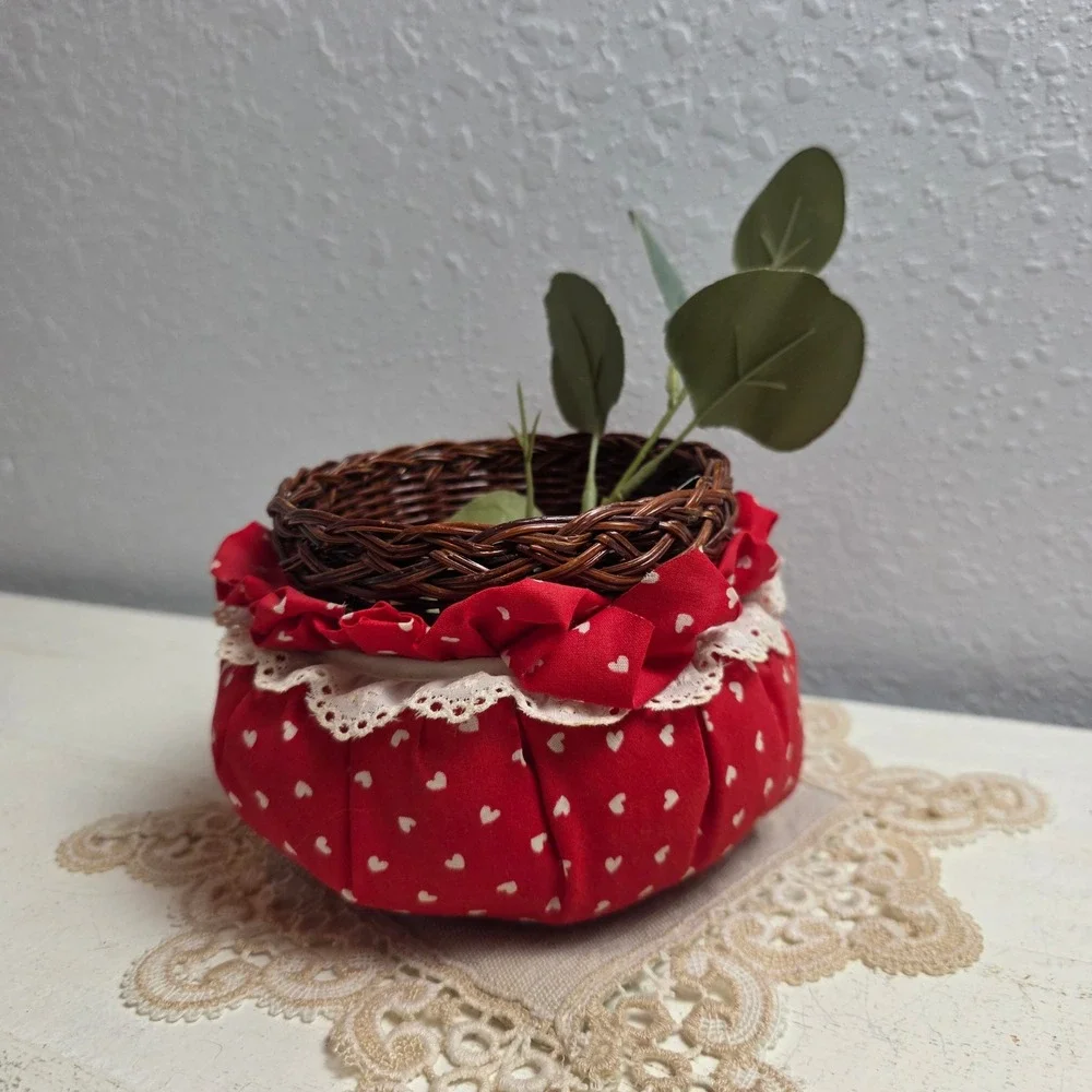 Vintage Style Red Heart Print Wicker‎ Basket with Padded Lace Trim Cover Round